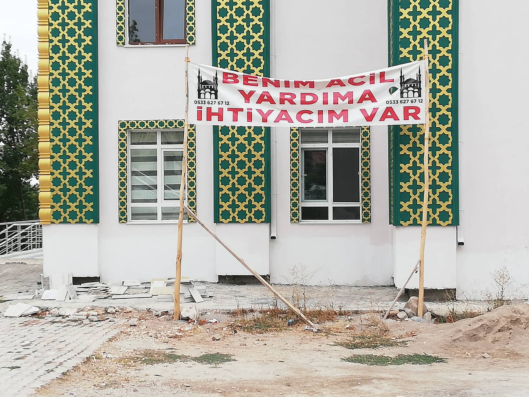 BU PANKARTA BAKAN BİR DAHA BAKIYOR