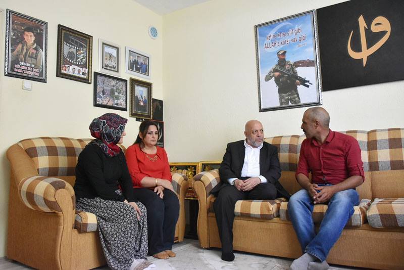 HAK-İŞ GENEL BAŞKANI ARSLAN ŞEHİT AİLESİNİ ZİYARET ETTİ