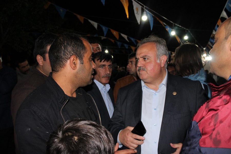 RAHMET AKŞAMINDA AK PARTİLİLER SEÇİM BÜROSUNDA