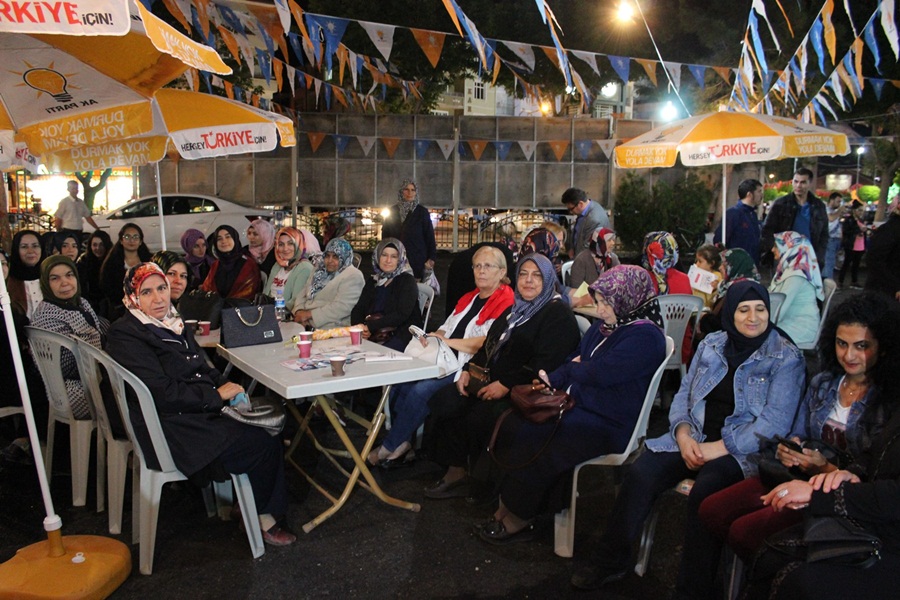 RAHMET AKŞAMINDA AK PARTİLİLER SEÇİM BÜROSUNDA