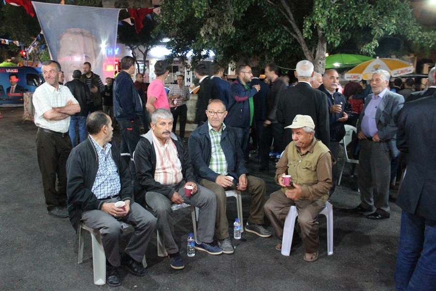 RAHMET AKŞAMINDA AK PARTİLİLER SEÇİM BÜROSUNDA