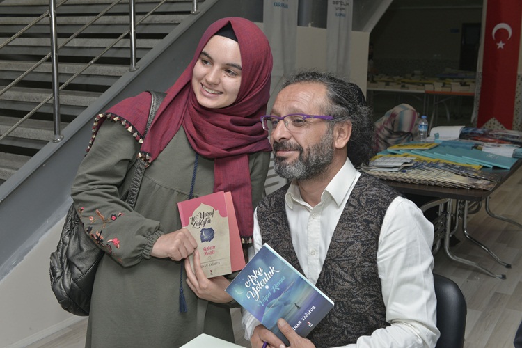 KİTAP FUARINDAKİ SÖYLEŞİ ŞÖLENLERİ YOĞUN İLGİ GÖRÜYOR