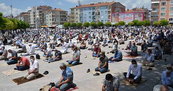 Karaman'da sosyal mesafeli cuma namazı kılındı