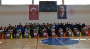 Karaman'da Spor Kulüplerine Malzeme Yardımı Yapıldı