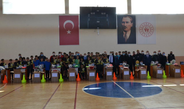 Karaman'da Spor Kulüplerine Malzeme Yardımı Yapıldı