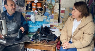 Ayakkabı Tamircisi Ramazan Usta'nın 4 metrekarelik ekmek teknesi işleri yetiştiremiyor