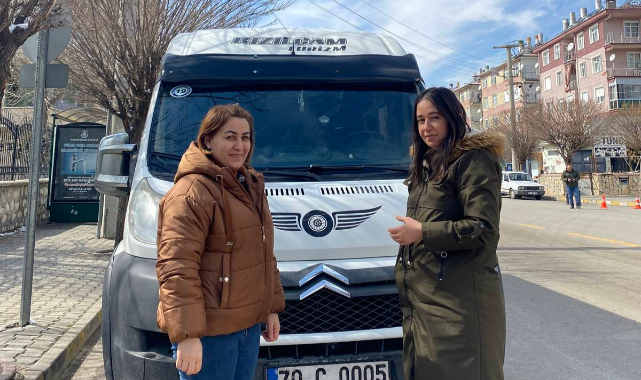 Ekmeğini direksiyon sallayarak kazanan bir kadın….