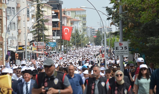 8 Bin 500 Öğrenci Katılımı İle Dünyada İlk 'Yürüyen Sözlük' Etkinliği Karaman'da Gerçekleşti