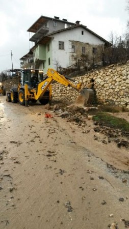 SEL SARIVELİLER’DE MADDİ HASARA NEDEN OLDU