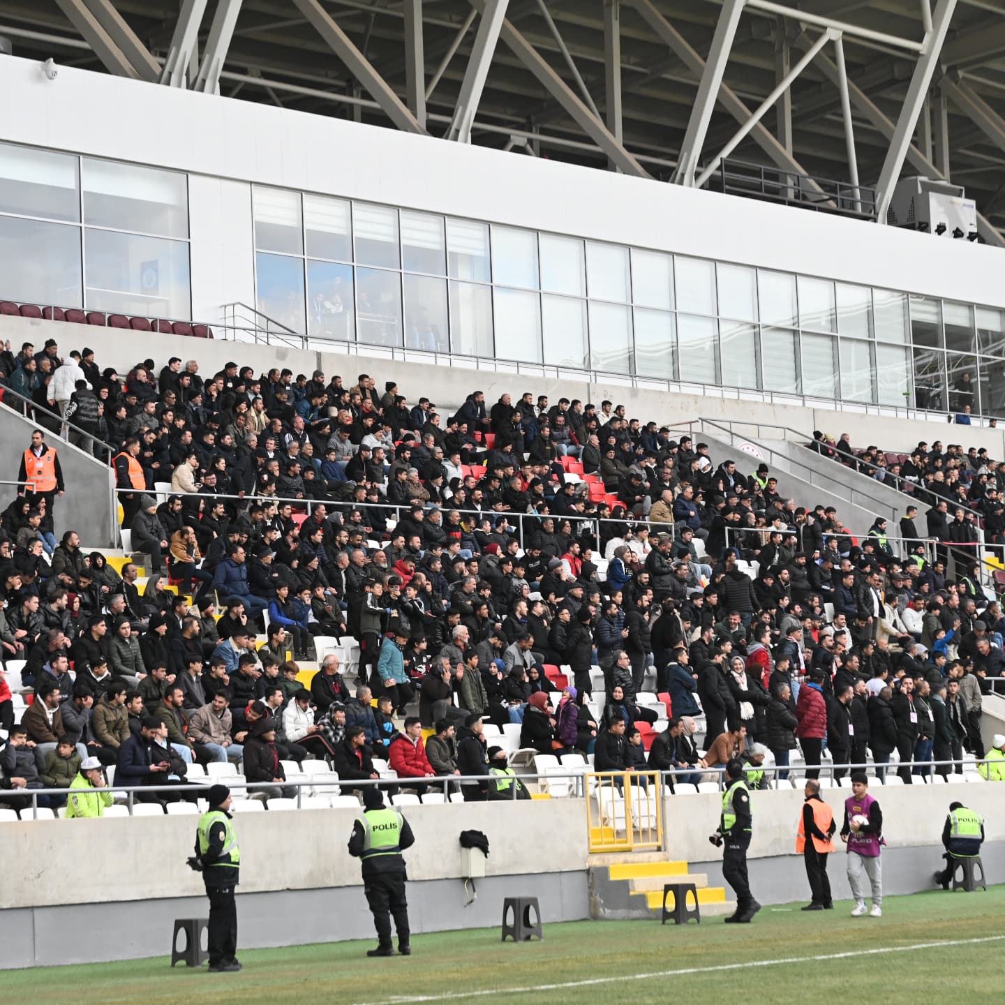 Karaman FK'nın Taraftar Sayısı Her Geçen Gün Artarak Büyüyor. Karaman FK'nın 9 iç saha maçını 53 bin 83 taraftar izledi-7