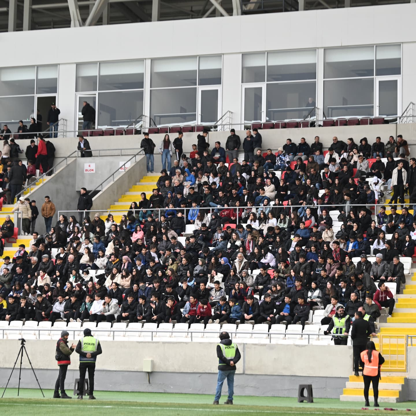 Karaman FK'nın Taraftar Sayısı Her Geçen Gün Artarak Büyüyor. Karaman FK'nın 9 iç saha maçını 53 bin 83 taraftar izledi-2