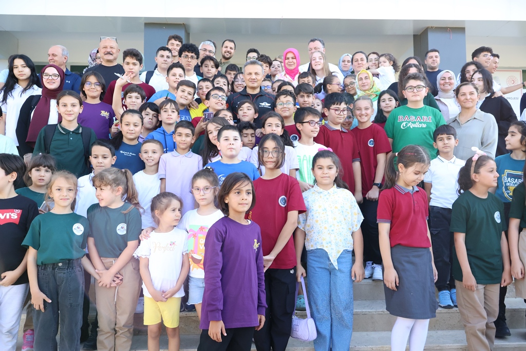 Türkiye'nin İlk Astronotu Alper Gezeravcı, Karaman'da Öğrencilerle Buluştu-2