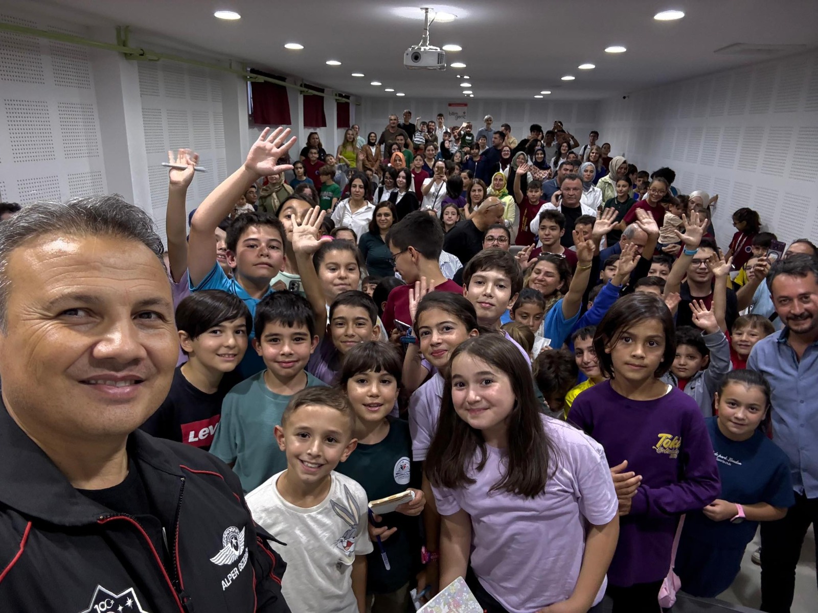 Türkiye'nin İlk Astronotu Alper Gezeravcı, Karaman'da Öğrencilerle Buluştu-4