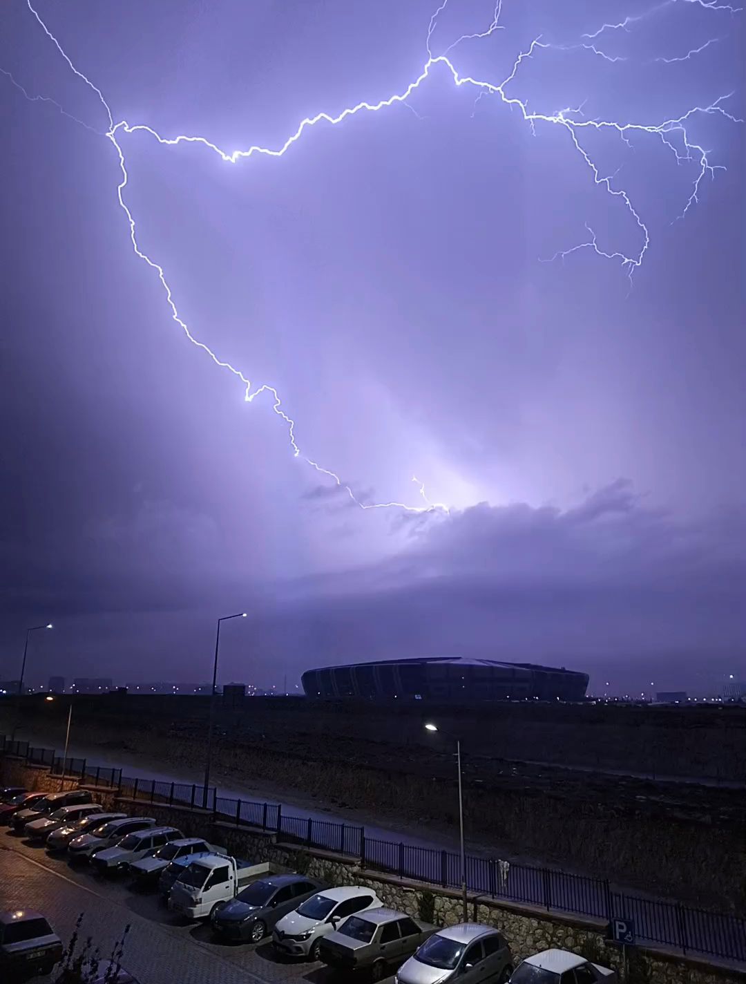 Karaman’da Şiddetli Yağış Dereleri Taşırdı, Şimşekler Geceyi Aydınlattı-3
