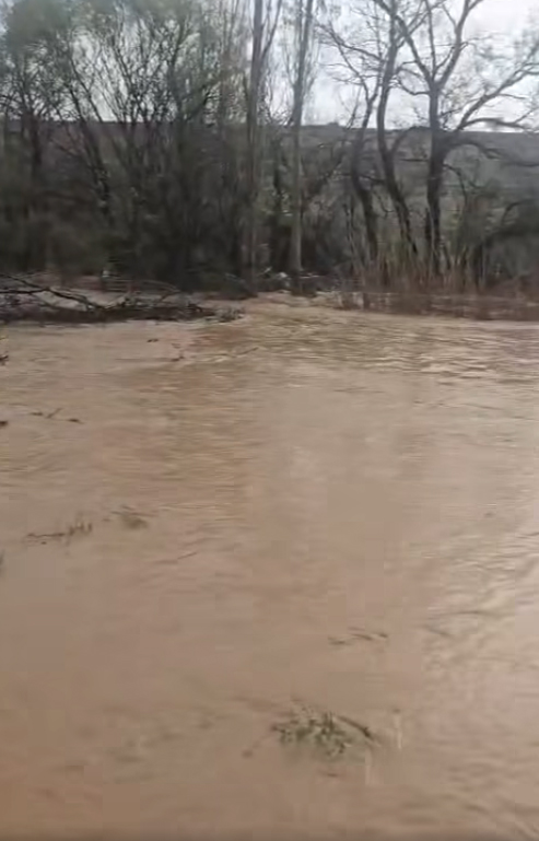 Karaman’da Şiddetli Yağış Dereleri Taşırdı, Şimşekler Geceyi Aydınlattı-1