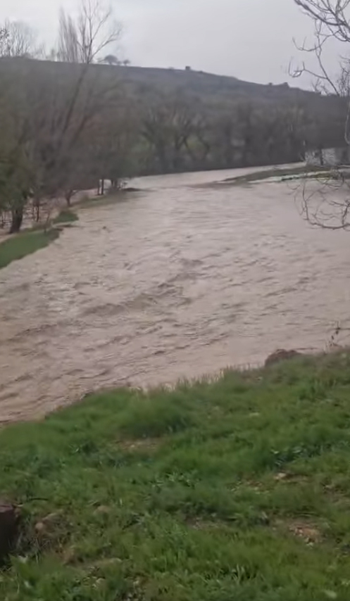 Karaman’da Şiddetli Yağış Dereleri Taşırdı, Şimşekler Geceyi Aydınlattı-2