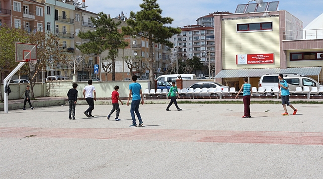 BASKETBOL SAHALARI GENÇ SPORCULARLA DOLDU