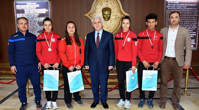 İKİZ KARDEŞLERDEN ÇİFTE BAŞARI