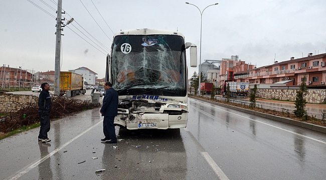 İŞÇİ SERVİSİ TIRA ARKADAN ÇARPTI