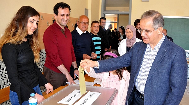 Vali Tapsız Abdullah Tayyar Anadolu Lisesinde oy kullandı