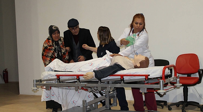 “GRUP SAĞLIK TİYATROSU” YİNE İZLEYENLERİ KAHKAHAYA BOĞDU