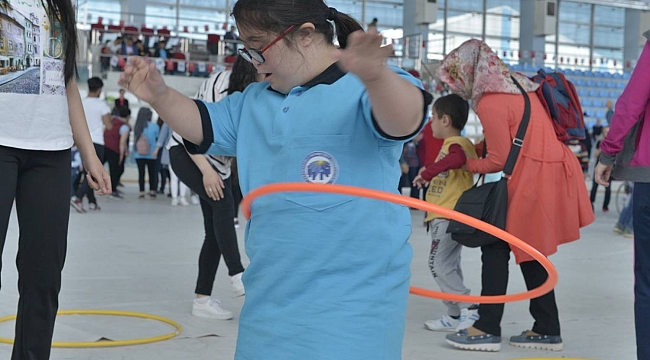 KMÜ’DE ENGELLERİ AŞAN ŞÖLEN