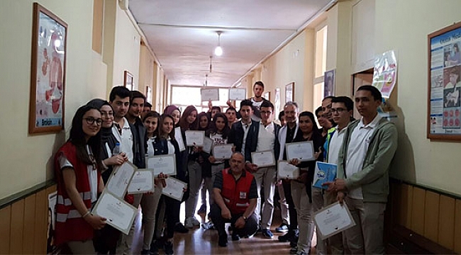 LİSE ÖĞRENCİLERİNDEN KAN BAĞIŞI KAMPANYASI