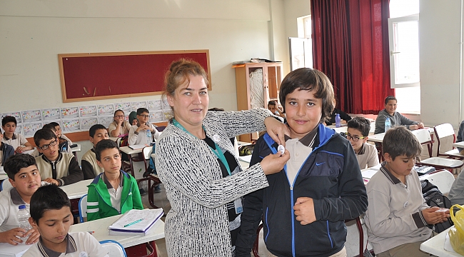 SAĞLIK ELİMİZDE ROZETLERİ TAKILDI