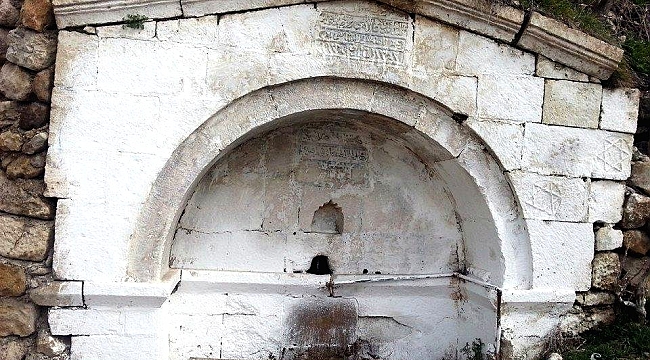 TARİHİ ÇEŞMEYE ZARAR VERİLDİ