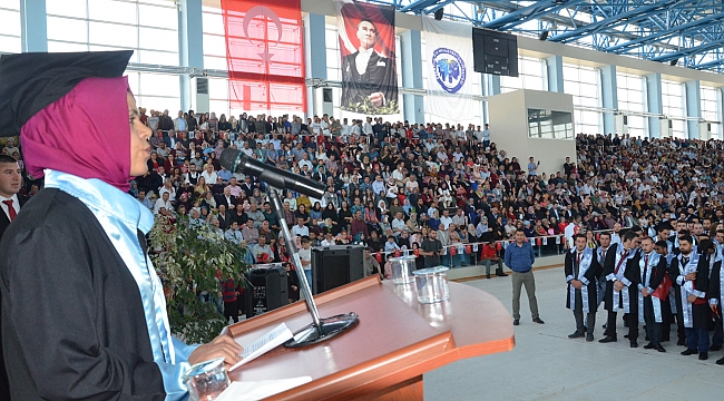 ÜÇ ÇOCUK ANNESİ KADIN İKTİSAT BÖLÜMÜNÜ İKİNCİ BİTİRDİ