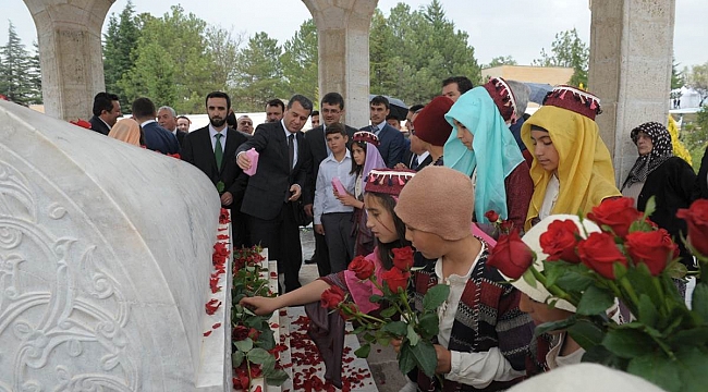YUNUS EMRE'YE SAHİP ÇIKAMIYORUZ