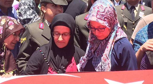 KARAMAN HALKI ŞEHİDİNİ BAĞRINA BASTI