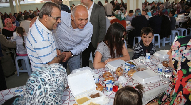 KARAMANLILAR İFTAR SOFRALARINA BÜYÜK İLGİ GÖSTERİYOR
