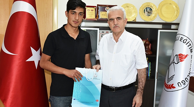 ŞİİRİYLE SATRANCI ANLATTI