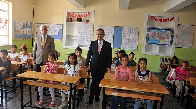 Vali Tapsız Öğrencilerin Karne Sevincine Ortak Oldu