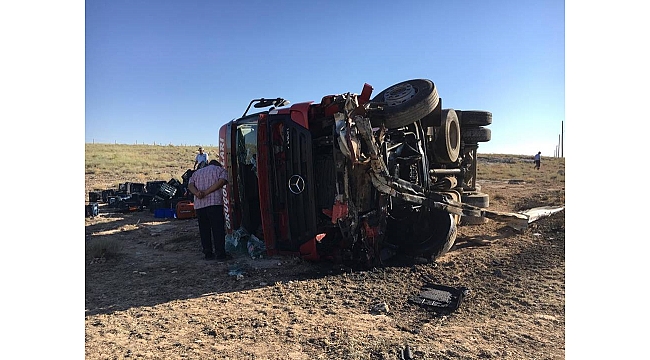 KARAMAN&#039;DA MEYVE KASASI YÜKLÜ KAMYON DEVRİLDİ: 1 ÖLÜ