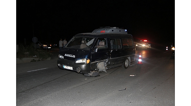 KARAMAN’DA MİNİBÜSLE OTOMOBİL ÇARPIŞTI: 8 YARALI
