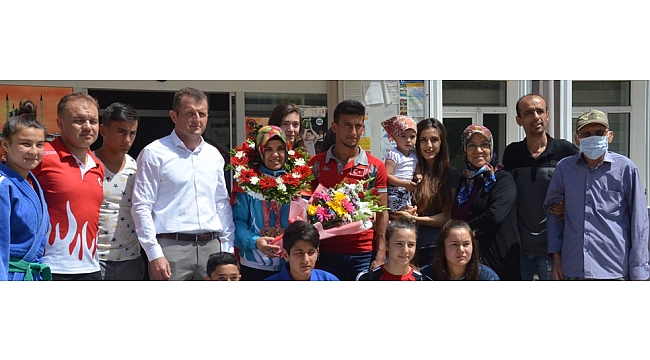 OLİMPİYATTA BRONZ MADALYA KAZANAN AYŞE KESİKTAŞ’I TORUNU KARŞILADI