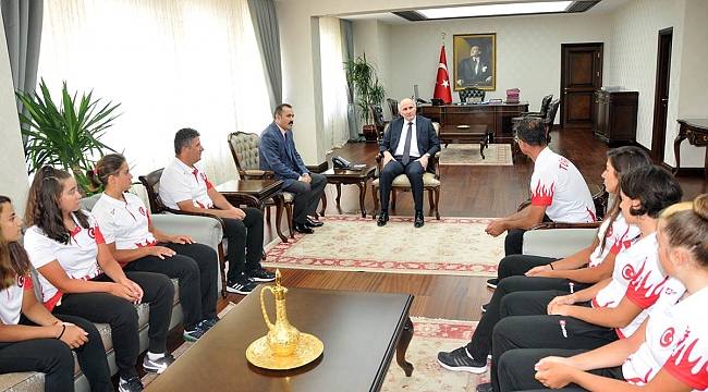 YILDIZ BAYAN BİSİKLET MİLLİ TAKIMINDAN VALİ MERAL’E ZİYARET