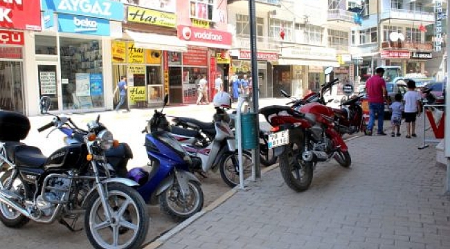 KALDIRIM İŞGALİ ZORLUYOR