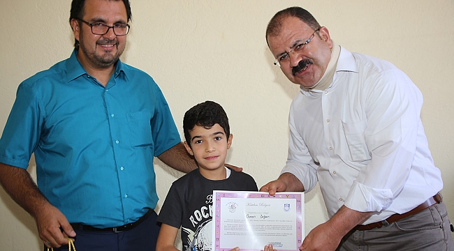 KÜÇÜK ÖĞRENCİLER SERTİFİKALARINI ALDI