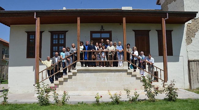 ÖĞRETMEN VE ÖĞRENCİLER 54 YIL SONRA BİR ARAYA GELDİ