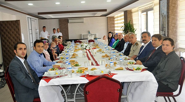 VALİ YARDIMCILARA VE KAYMAKAMLARA VEDA YEMEĞİ