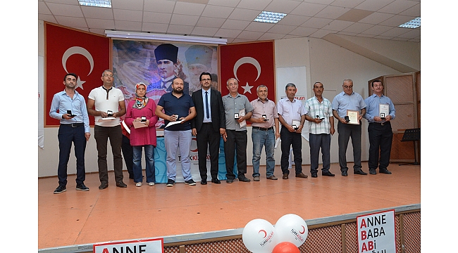 EN FAZLA KAN BAĞIŞINDA BULUNANLARA MADALYALARI VERİLDİ