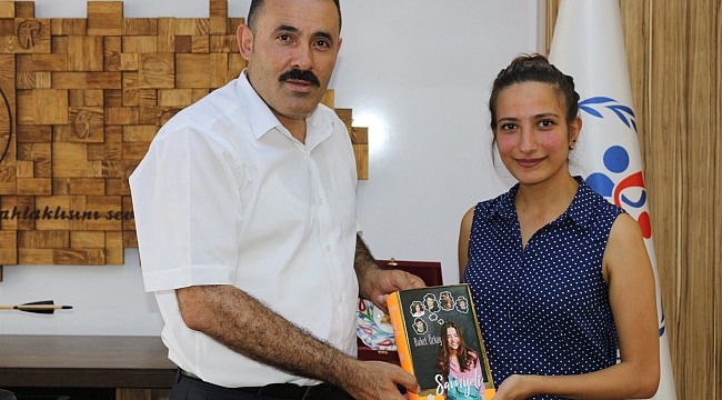 İLK KİTABINI ÇIKARDI