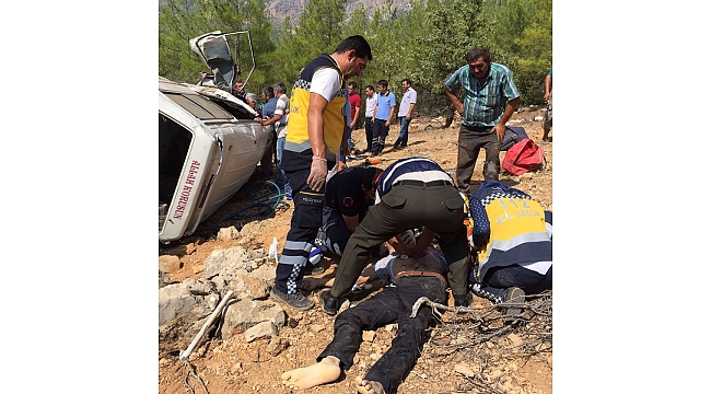 KARAMAN'DA İŞÇİ MİNİBÜSÜ UÇURUMA YUVARLANDI: 1 ÖLÜ, 6 YARALI