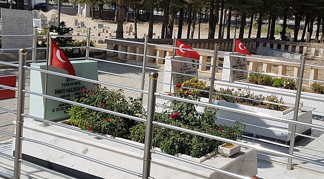 ŞEHİT ÖMER HALİSDEMİR’İN KABRİNİ ZİYARET ETTİ