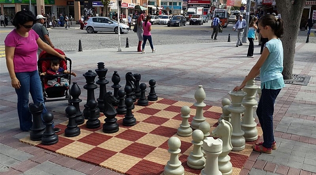 SOKAKLAR SATRANÇLA ŞENLENECEK