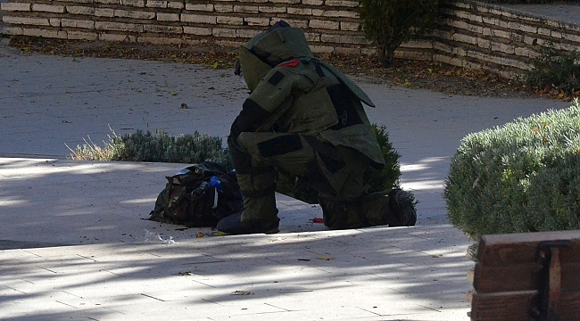 CAMİ AVLUSUNDA ŞÜPHELİ PAKET PANİĞİ