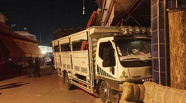 KAMYONET İŞ YERİNE GİRDİ